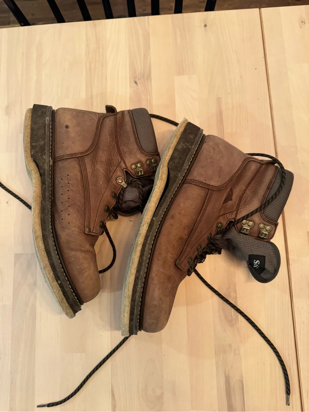 Simms flyfishing Men’s Two-Tone Waders w/ Simms felt bottom Brown leather Boots